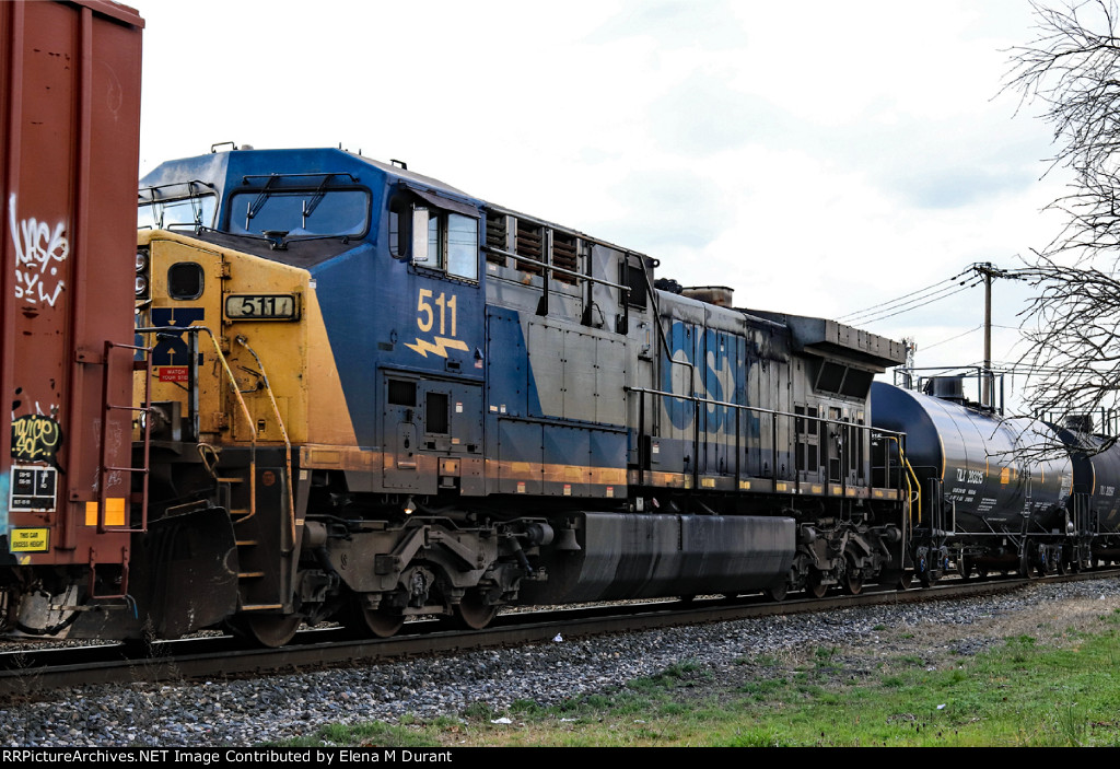 CSX 511 on M-422